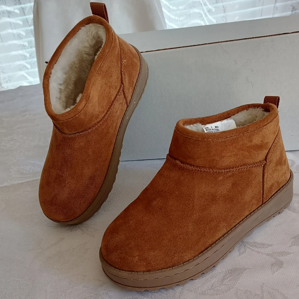 NWT Girl's size 1 Faux Suede Fur Lined Ankle Boots